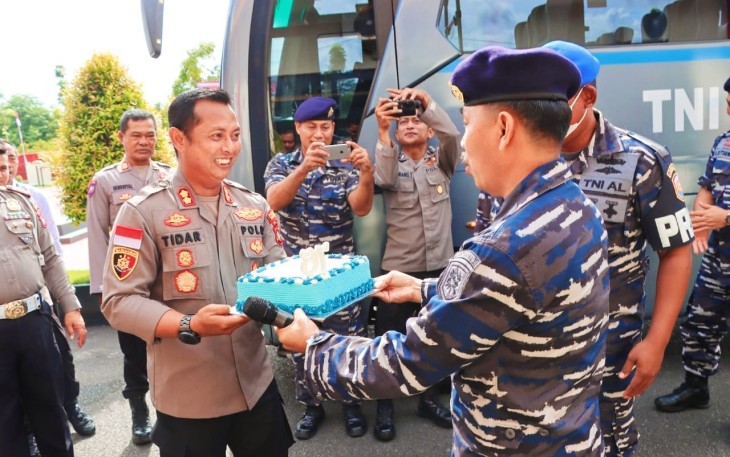 Kapolres Bintan terima Kue Ulang tahun dari kafasarkan mentigi.