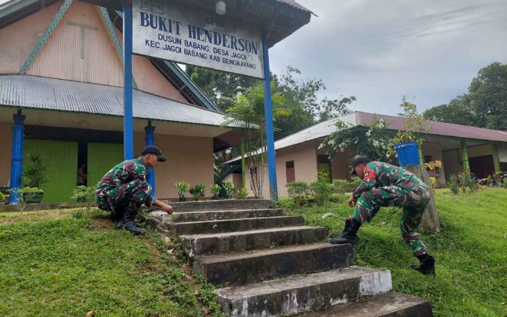 Karya bakti satgas perbatasan bersihkan gereja