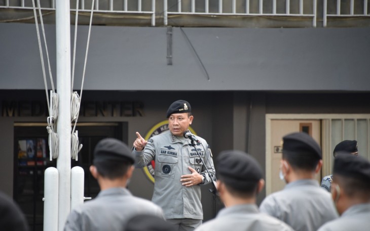 Laksdya TNI Dr. Aan Kurnia saat memberikan arahan ke personel