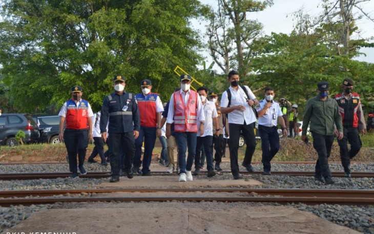 Menhub saat meninjau pembangunan sarana transportasi di KITB 