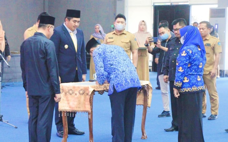 PLT Bupati Bintan Roby saat Lantik 28 Guru Dalam Penugasan Kepala Sekolah se Kabupaten Bintan