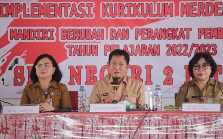Sekda Kota Bitung Rudy Theno (tengah) saat memberikan sambutannya