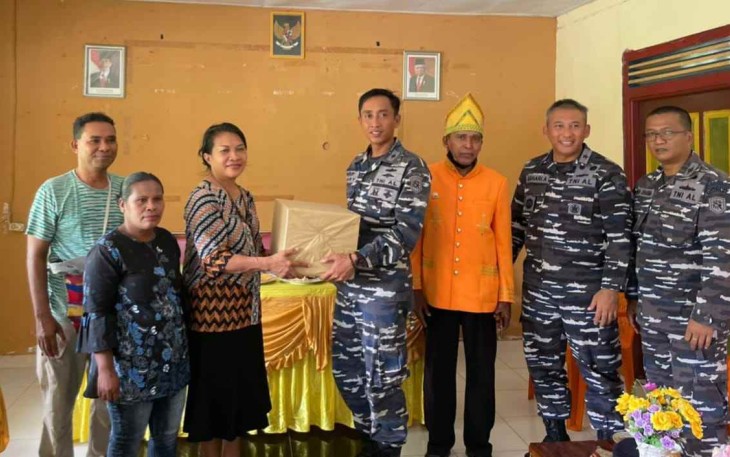 Anjangsana bersama keluarga besar Pahlawan Revolusi Karel Satsuitubun di Tual 