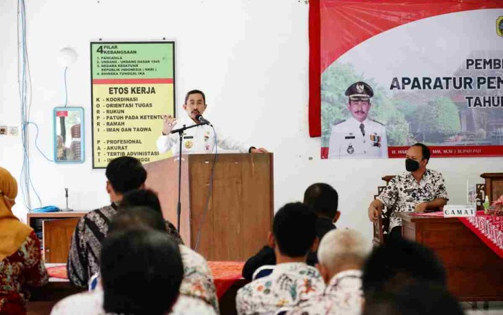 Bupati Pati Haryanto saat memberikan pengarahan kepada aparatur desa