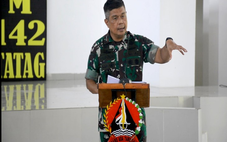 Danrem 142/Tatag saat memberikan arahan di rapat anggota koperasi