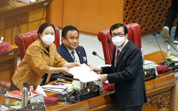 Menkumham saat pengesahan UU Permasyarakatan bersama Ketua DPR RI