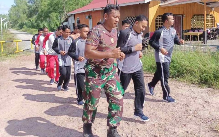 Bina fisik bersama anggota security 