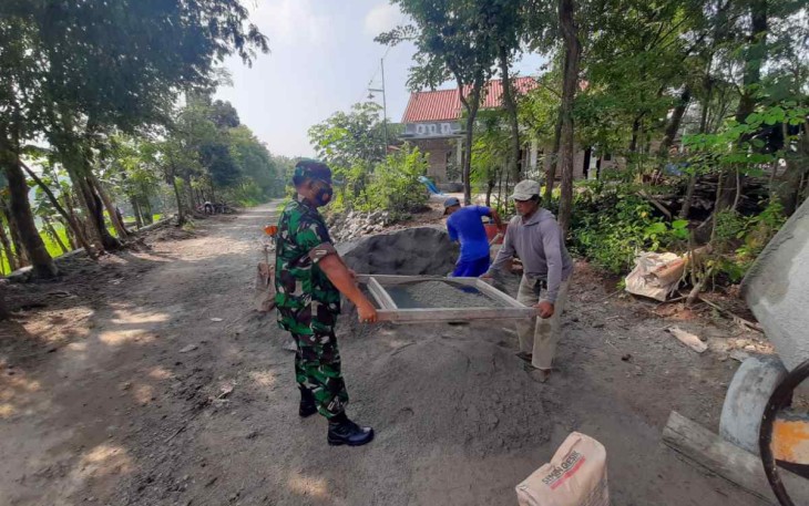 Mengayak pasir bersama warga binaan perbaiki jalan