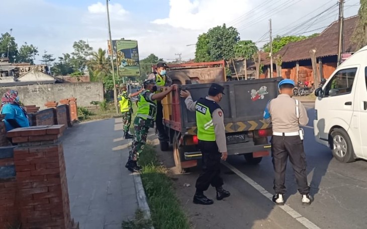 Penyekatan cegah penyebaran wabah PMK di wilayah kabupaten Trenggalek 