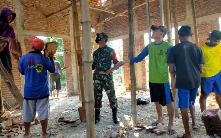 Gotong royong bersama warga binaan bangun musholla 