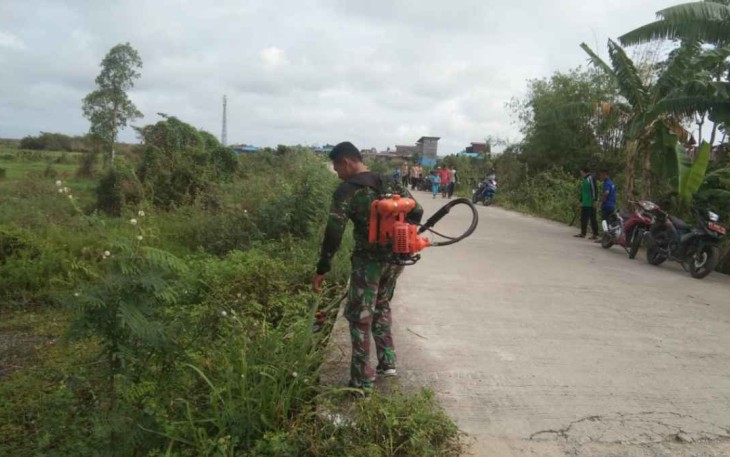 Gotong royong bersama warga bersihkan lingkungan
