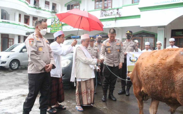 Kasetukpa Lemdiklat Polri saat menyerahkan hewan qurban 