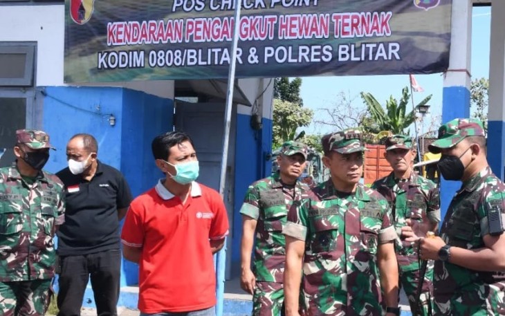 Danrem 081/DSJ saat pengecekan pos PMK di Blitar