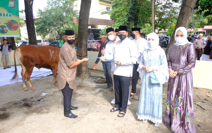 Penyerahan hewan kurban kurban dari Kapolda Sulsel