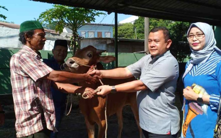 Dandim Jakarta Timur saat menyerahkan hewan kurban 