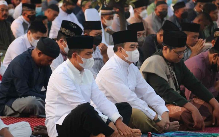 Danpuspenerbal saat melaksanakan shalat idul adha