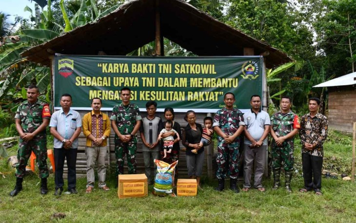 Dandim Nias saat foto bersama resmikan pembangunan rutilahu warganya