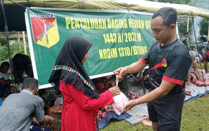 Dandim 1310/Bitung saat menyerahkan daging Qurban kepada warga yang kurang mampu.