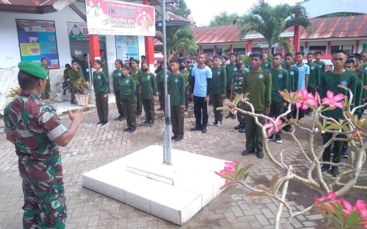 Personil kodim 1310/Bitung saat melatih para siswa
