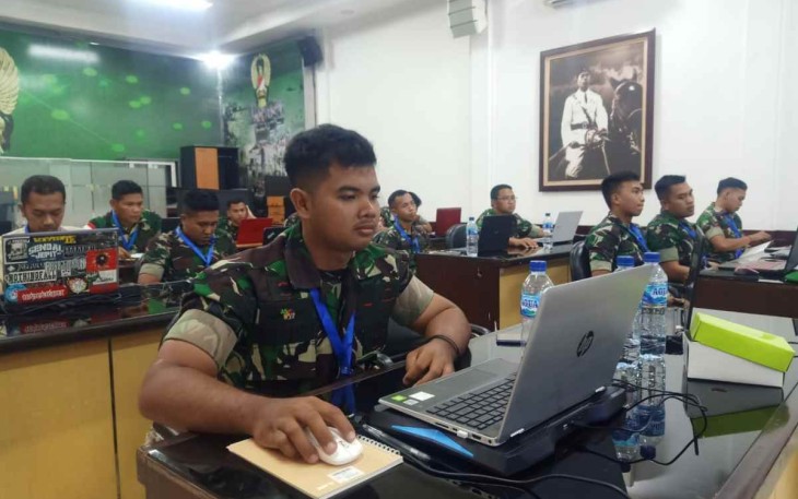 Sertu Aslan saat mengikuti Diklat Editing Video di Dispenad