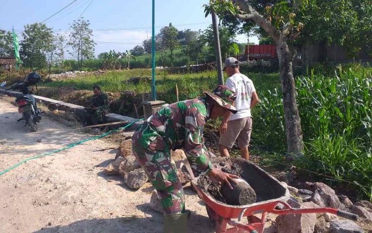 Berjibaku bangun talud jalan bersama warga binaan