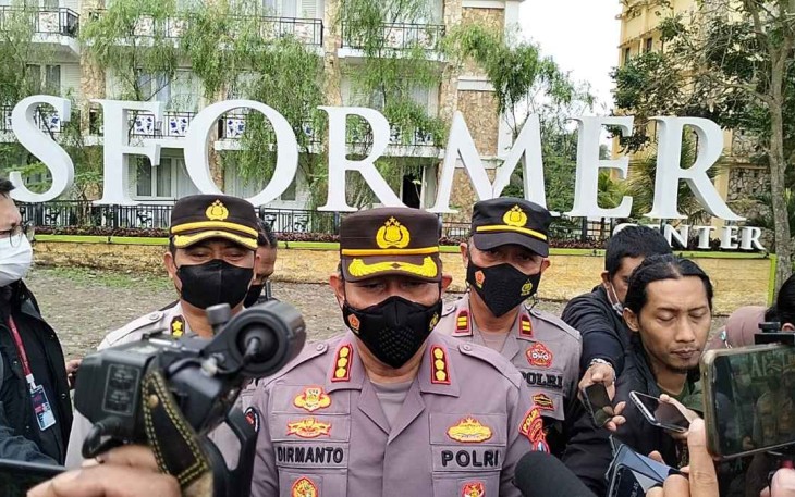 Kombes Dirmanto saat konferensi pers olah TKP di sekolah SPI Kota Batu