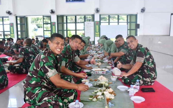 Makan bersama prajurit Korem 142/Tatag