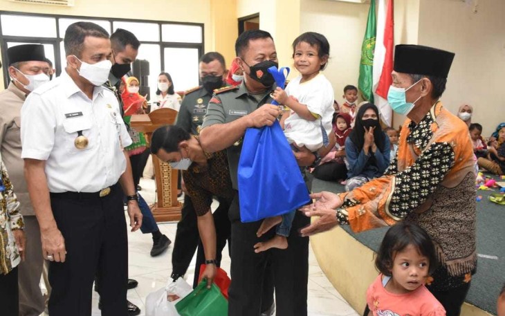 Pangdam Jaya saat menggendong anak dalam grebek stunting di kelurahan pondok kopi duren sawit