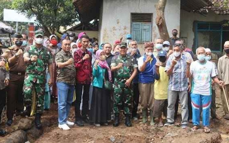 Masyarakat berswafoto terimakasih program TNI AD Manunggal Air