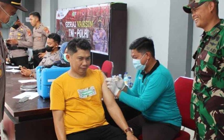 Dandim PPU saat mendampingi warga vaksinasi booster