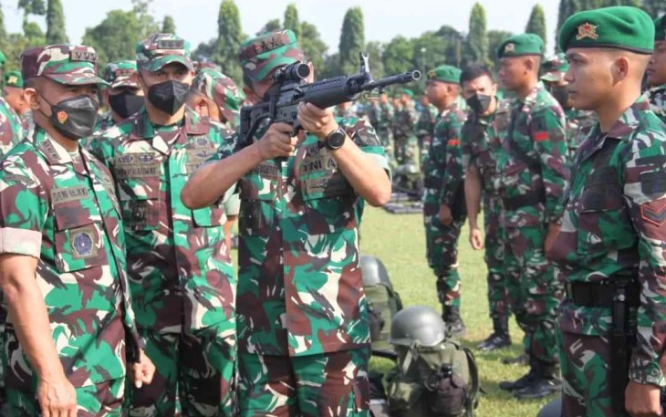 Pangdam V Brawijaya saat mencoba senjata 