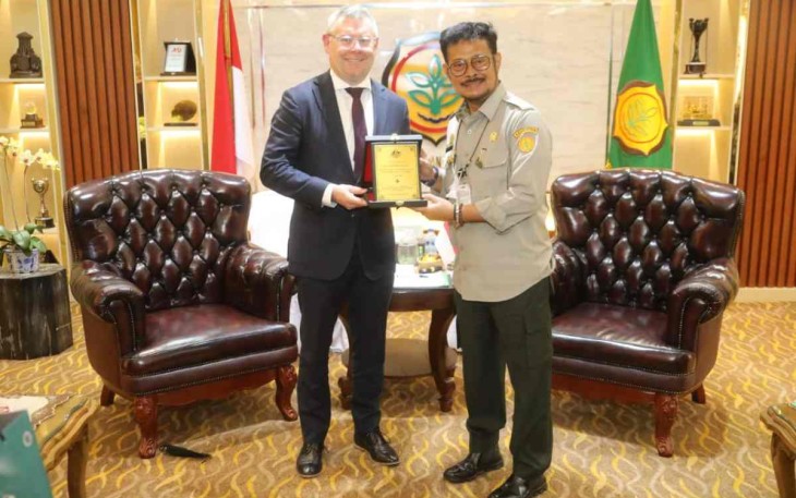 Mentan RI saat bertukar cenderamata bersama Menteri Pertanian Australia di Jakarta 