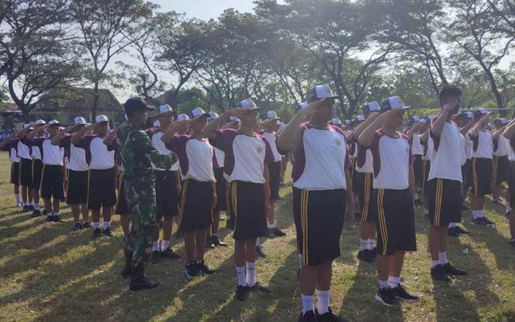 Latih siswa baris berbaris di SMPN 6 Ponorogo 
