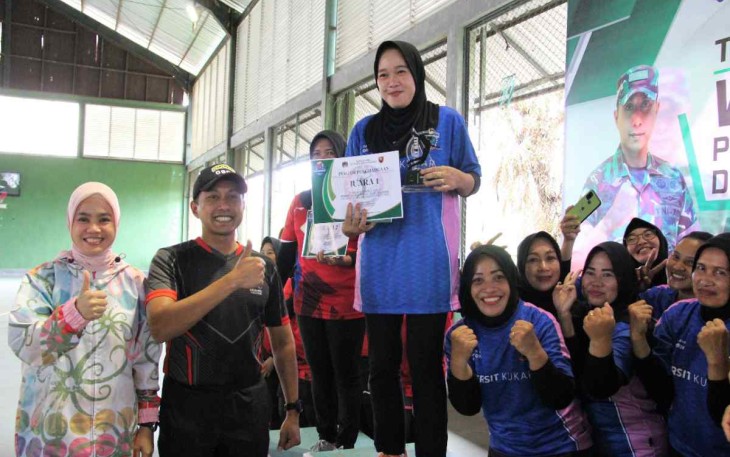 Dandim saat memberikan hadiah ke pemenang turnamen voli