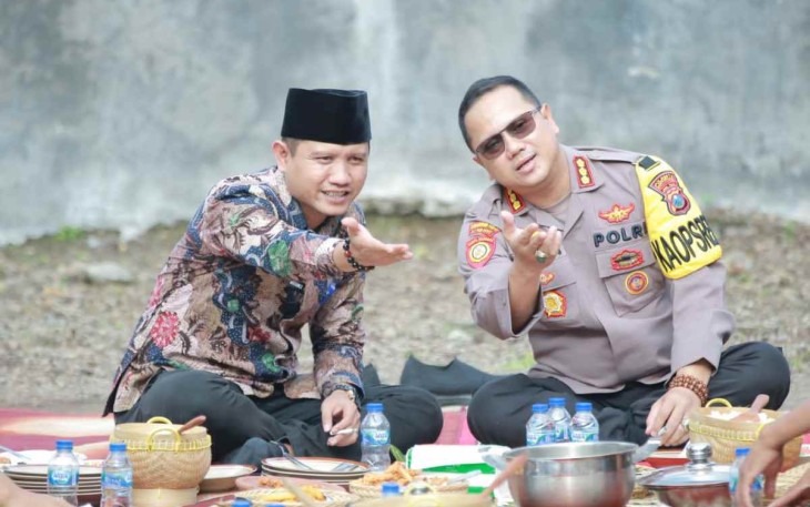 Kapolresta Banyuwangi bersama Ketua Askab di Balai Desa Aliyan