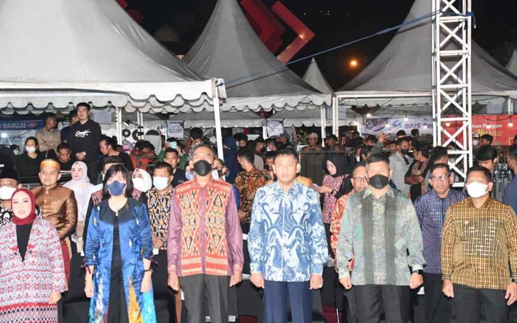Danrem 142/Tatag (batik hijau) saat pembukaan Manakarra Fair 2022