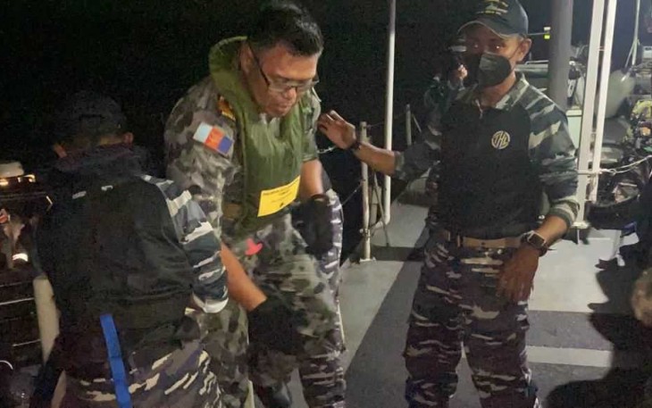 Prajurit TNI AL saat membantu evakuasi crew kapal perang Australia