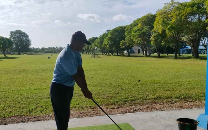 Danlanud Maimun Saleh saat berolahraga golf