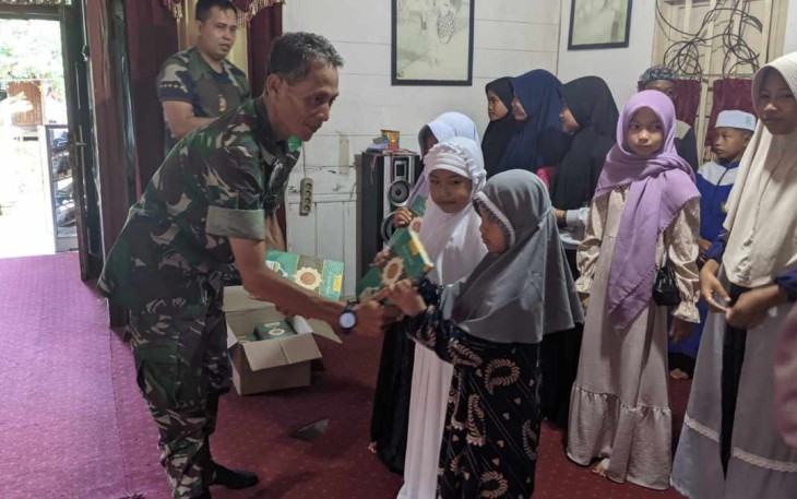 Danramil 02/Paringin saat memberikan wakaf Al Qur'an untuk santri
