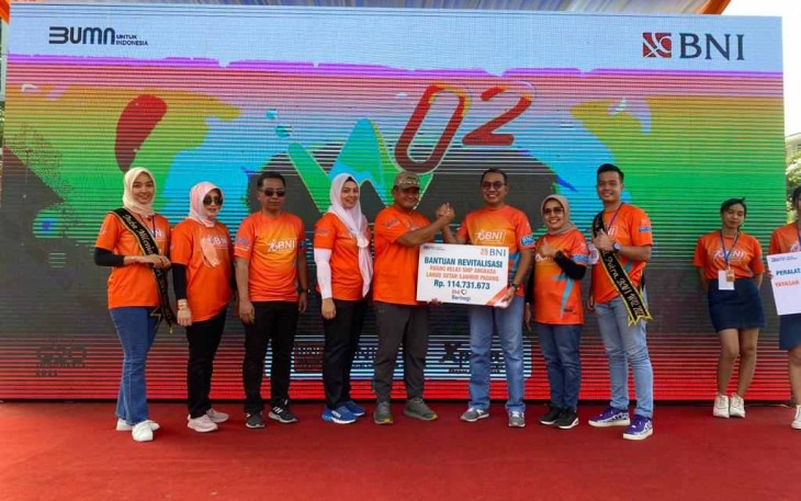 Danlanud Sutan Sjahrir saat menerima bantuan BNI 46 Padang