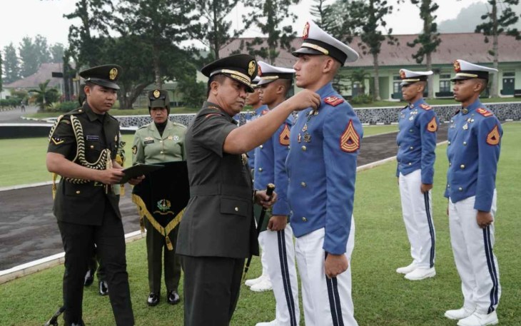 Gubernur Akmil saat memberikan penghargaan 
