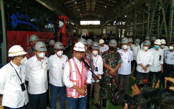 Dandim Madiun saat mendampingi kunjungan Menhub di PT INKA 