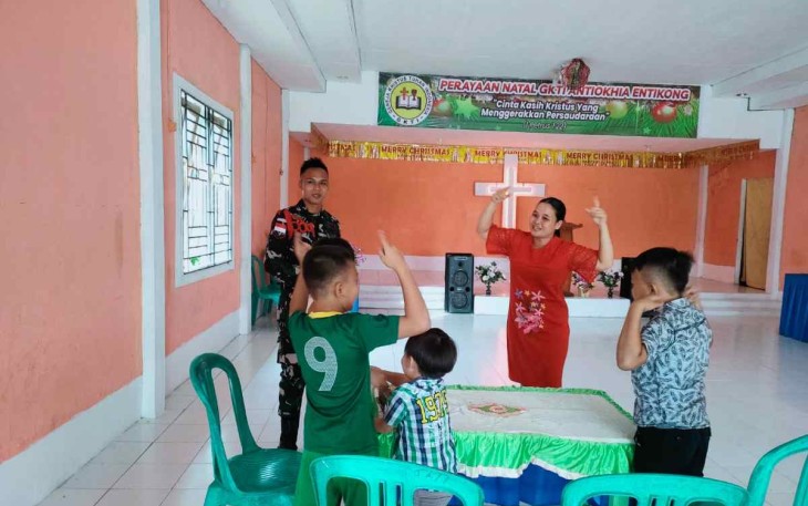 Mengajar anak-anak di sekolah minggu gereja perbatasan 