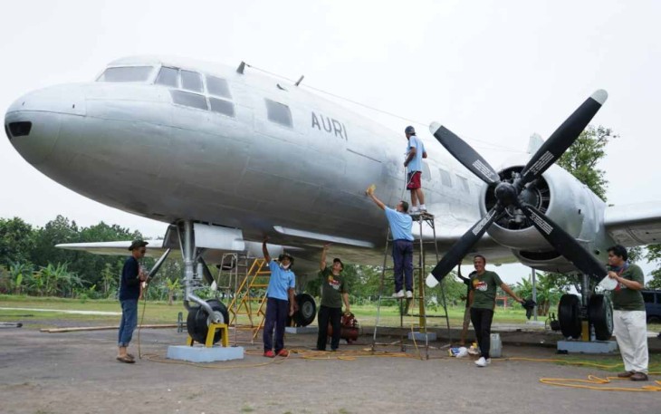 Pengecekan pesawat Ilyushin II-14 Avia di Muspusdirla Yogyakarta 