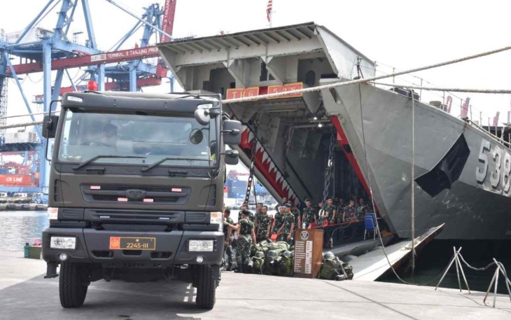 KRI Teluk Hading-538 saat Embarkasi Materiil Satgas Pamtas RI-Malaysia