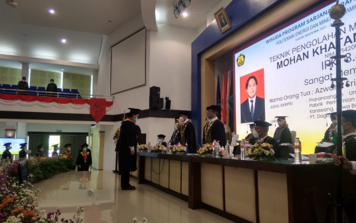 Mahasiswa mengikuti prosesi wisuda ke 51 PEM Akamigas tahun akademik 2021/2022 di gedung Grha Oktana Cepu.