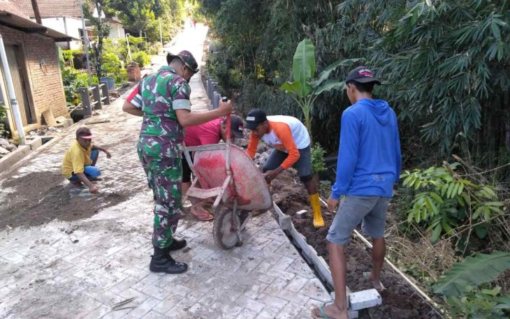 Gotong royong bersama warga binaan pererat hubungan masyarakat 