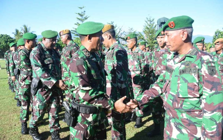 Pangdam Kasuari saat melepas Sat BKO Apter Kodim