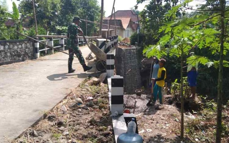 Kerja bakti bangun jembatan bersama warga binaan