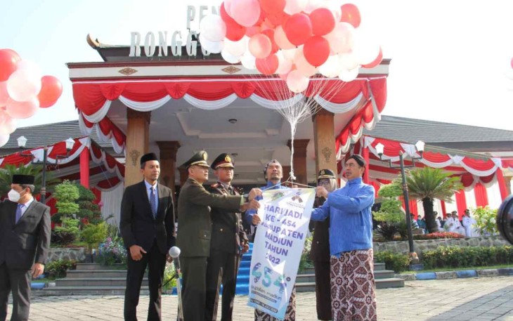 Pelepasan balon udara peringati hari jadi kabupaten Madiun 